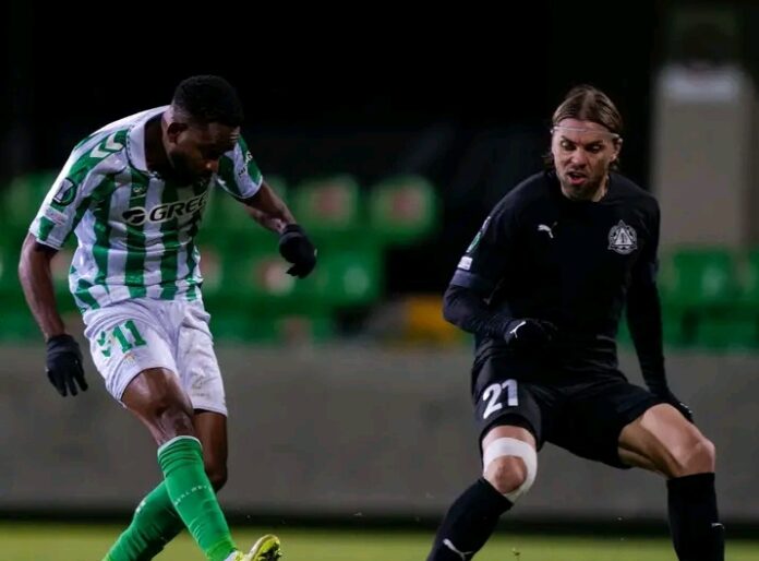 Cédric Bakambu en feu : Le serial buteur congolais propulse le Real Betis vers les demi-finales de la Ligue Europa Conference !