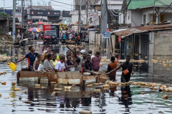 Inondations Kinshasa : La passerelle Mombele s'effondre, symbole d'une ville en détresse